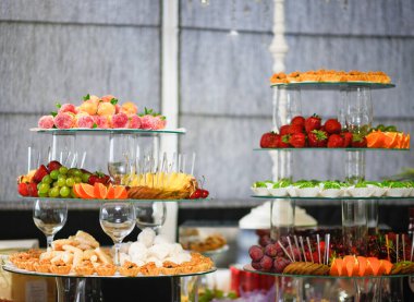 Düğün dekorasyon Kur'a lezzetli kekler ve tatlılar çikolata