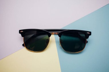 Güneş gözlükleri parlak bir arka plana sahiptir.