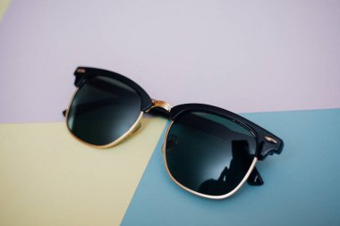 Güneş gözlükleri parlak bir arka plana sahiptir.