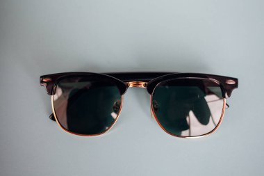 Güneş gözlükleri parlak bir arka plana sahiptir.