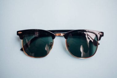 Güneş gözlükleri parlak bir arka plana sahiptir.