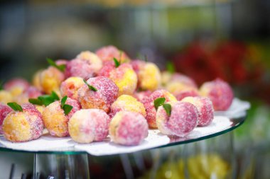 Düğün dekorasyon Kur'a lezzetli kekler ve tatlılar çikolata