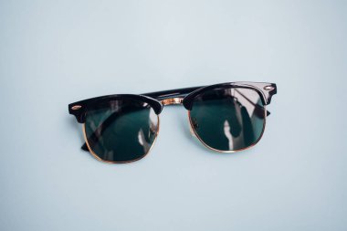 Güneş gözlükleri parlak bir arka plana sahiptir.