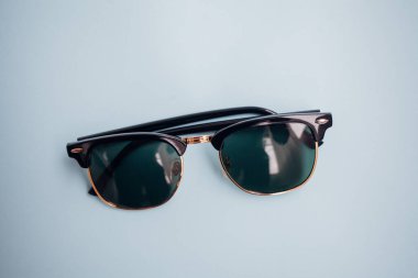 Güneş gözlükleri parlak bir arka plana sahiptir.