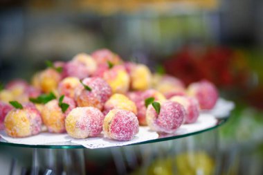 Düğün dekorasyon Kur'a lezzetli kekler ve tatlılar çikolata