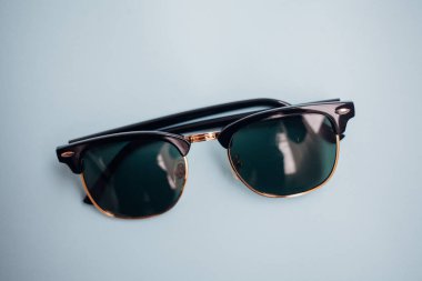 Güneş gözlükleri parlak bir arka plana sahiptir.