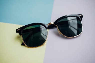 Güneş gözlükleri parlak bir arka plana sahiptir.