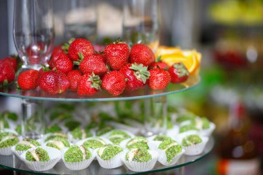 Düğün dekorasyon Kur'a lezzetli kekler ve tatlılar çikolata