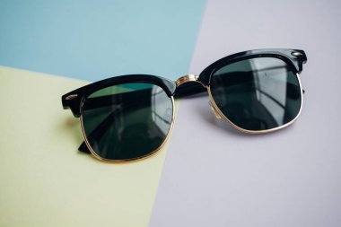 Güneş gözlükleri parlak bir arka plana sahiptir.