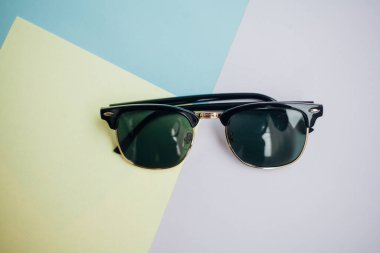 Güneş gözlükleri parlak bir arka plana sahiptir.