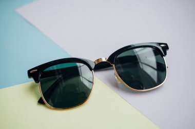 Güneş gözlükleri parlak bir arka plana sahiptir.