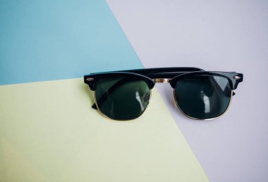 Güneş gözlükleri parlak bir arka plana sahiptir.