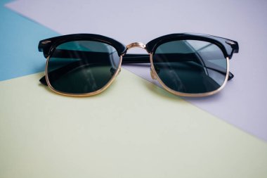 Güneş gözlükleri parlak bir arka plana sahiptir.