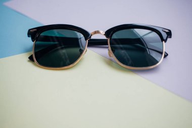 Güneş gözlükleri parlak bir arka plana sahiptir.