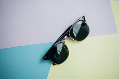 Güneş gözlükleri parlak bir arka plana sahiptir.