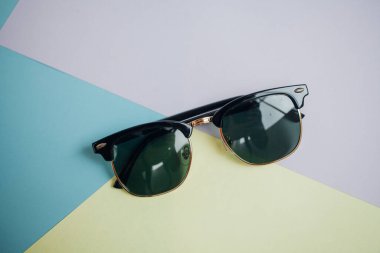 Güneş gözlükleri parlak bir arka plana sahiptir.