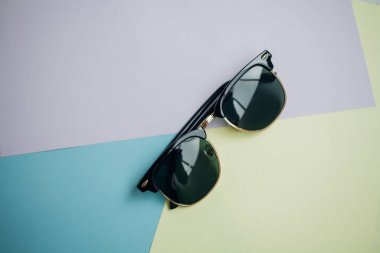 Güneş gözlükleri parlak bir arka plana sahiptir.