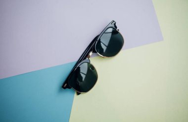 Güneş gözlükleri parlak bir arka plana sahiptir.