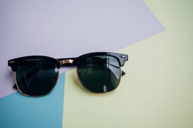 Güneş gözlükleri parlak bir arka plana sahiptir.
