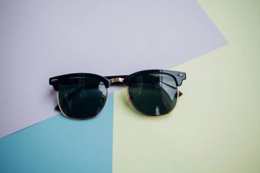 Güneş gözlükleri parlak bir arka plana sahiptir.