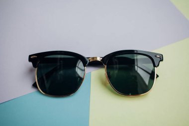 Güneş gözlükleri parlak bir arka plana sahiptir.