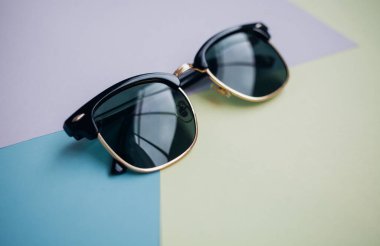 Güneş gözlükleri parlak bir arka plana sahiptir.