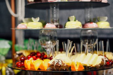 Düğün dekorasyon Kur'a lezzetli kekler ve tatlılar çikolata