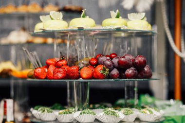 Düğün dekorasyon Kur'a lezzetli kekler ve tatlılar çikolata