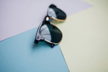 Güneş gözlükleri parlak bir arka plana sahiptir.