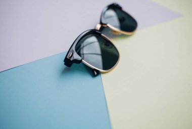 Güneş gözlükleri parlak bir arka plana sahiptir.