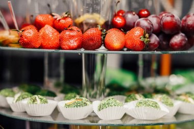 Düğün dekorasyon Kur'a lezzetli kekler ve tatlılar çikolata