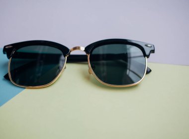 Güneş gözlükleri parlak bir arka plana sahiptir.