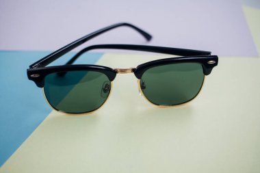 Güneş gözlükleri parlak bir arka plana sahiptir.