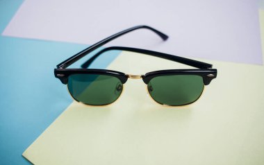 Güneş gözlükleri parlak bir arka plana sahiptir.