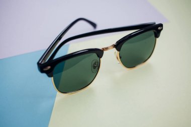 Güneş gözlükleri parlak bir arka plana sahiptir.