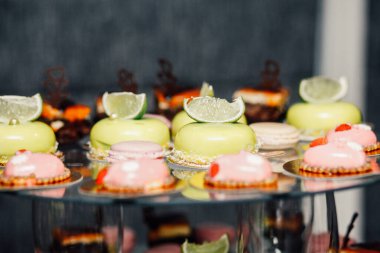 Düğün dekorasyon Kur'a lezzetli kekler ve tatlılar çikolata