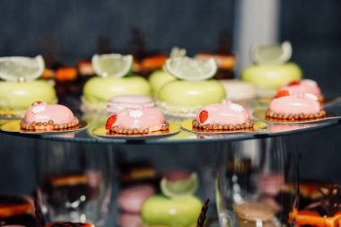 Düğün dekorasyon Kur'a lezzetli kekler ve tatlılar çikolata