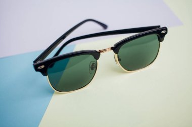 Güneş gözlükleri parlak bir arka plana sahiptir.