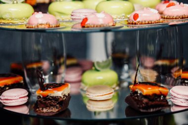 Düğün dekorasyon Kur'a lezzetli kekler ve tatlılar çikolata