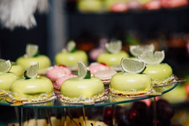 Düğün dekorasyon Kur'a lezzetli kekler ve tatlılar çikolata