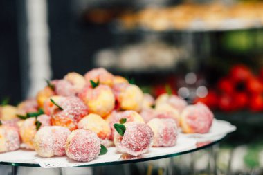 Düğün dekorasyon Kur'a lezzetli kekler ve tatlılar çikolata