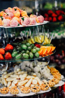 Düğün dekorasyon Kur'a lezzetli kekler ve tatlılar çikolata