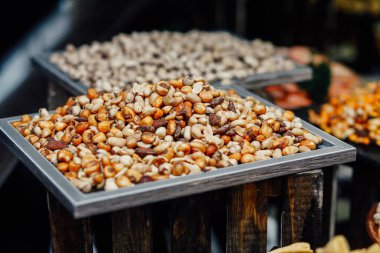 Bira büfesi masası, yakın çekim.