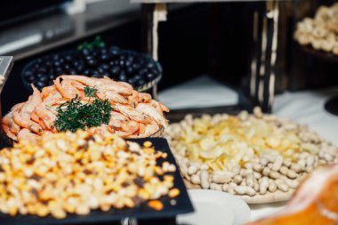 Bira büfesi masası, yakın çekim.