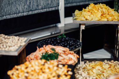 Bira büfesi masası, yakın çekim.