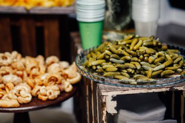 Bira büfesi masası, yakın çekim.