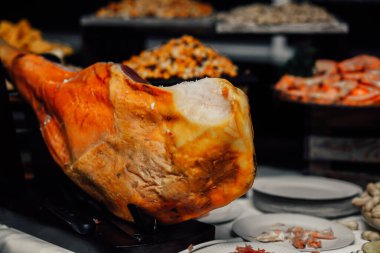 Bira büfesi masası, yakın çekim.