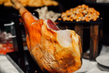 Bira büfesi masası, yakın çekim.