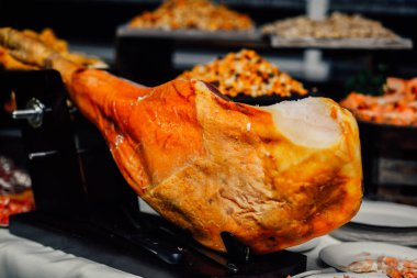 Bira büfesi masası, yakın çekim.