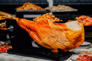 Bira büfesi masası, yakın çekim.